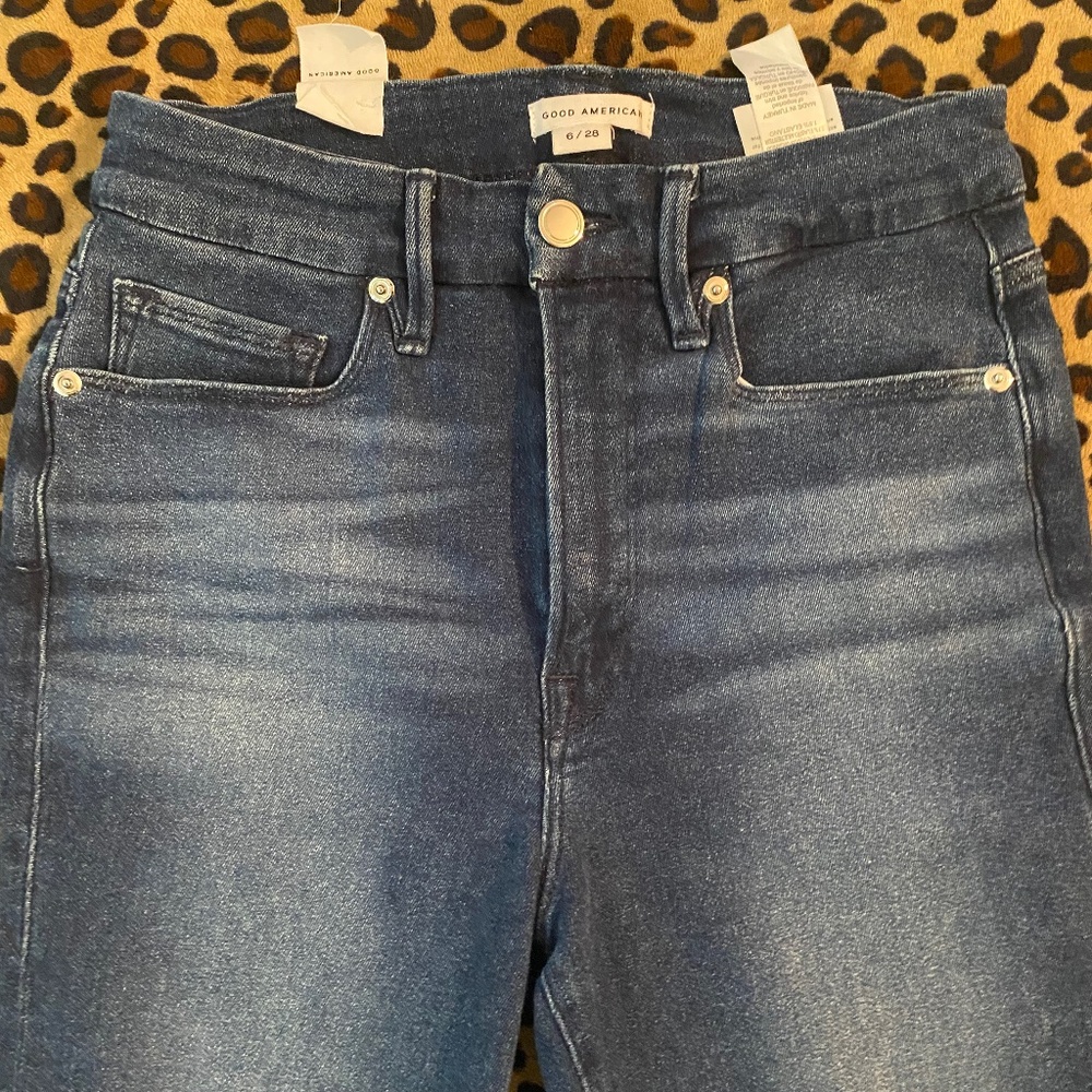 NWT Good American blue stretch skinny Jean with distressed bottoms NWT